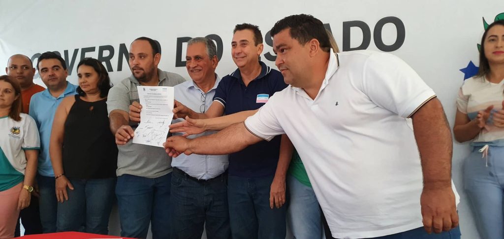 Vereadores prestigiam solenidade de assinatura de ordem de serviço em Vila Paulista e Fazenda Cozer
