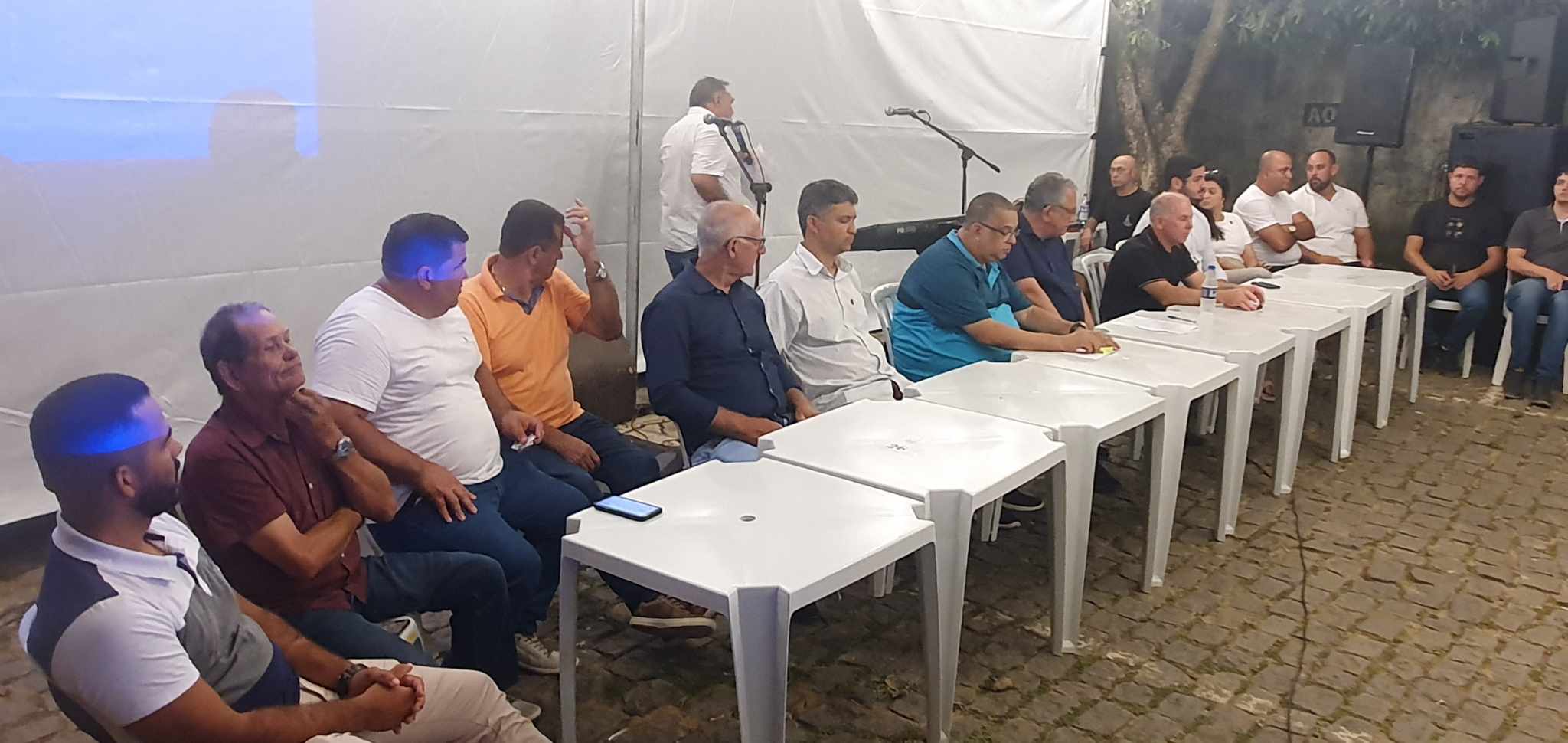 Vereadores prestigiam assinatura de ordem de serviço para asfaltamento de vias no bairro Irmãos Fernandes