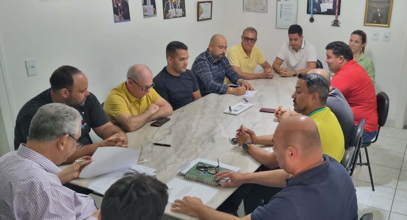 Vereadores prestigiam assinatura de contratos de reformas em estrutura no setor de saúde