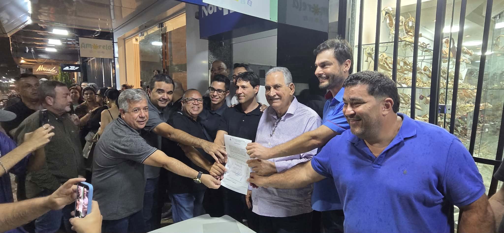 Vereadores participam da assinatura da ordem de serviço para continuidade de calçadão no centro
