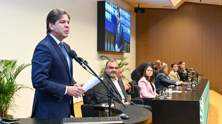 Ministro das comunicações no Encontro da Rede Legislativa de Rádio e TV 2026 onde Barra de São Francisco assina acordo para ter canal de Tv