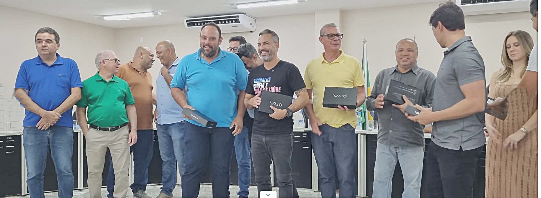 Secretário Tyago Hoffmann recebe título e entrega equipamentos