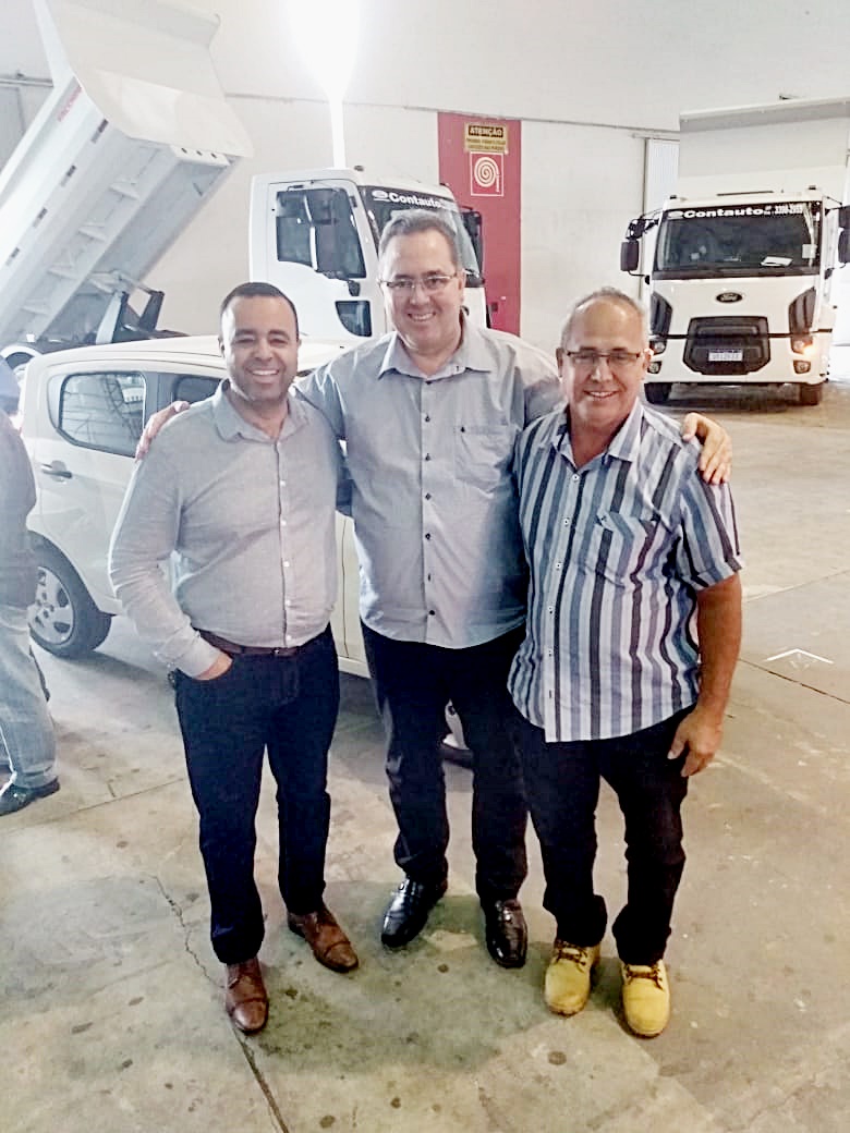 Vereadores francisquenses prestigiam entrega de equipamentos agrícolas para municípios capixabas por parte do Governo