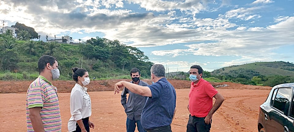Vereador Emerson Lima visita com prefeito Enivaldo, área onde será realizada a festa de Barra de São Francisco 