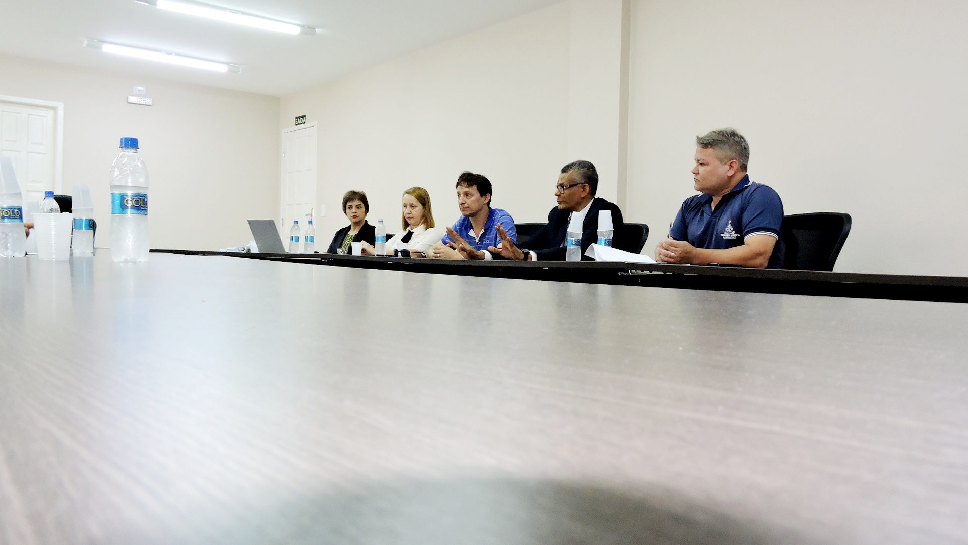 Comissão parlamentar de Finanças e representantes do Executivo se reúnem na Câmara Municipal