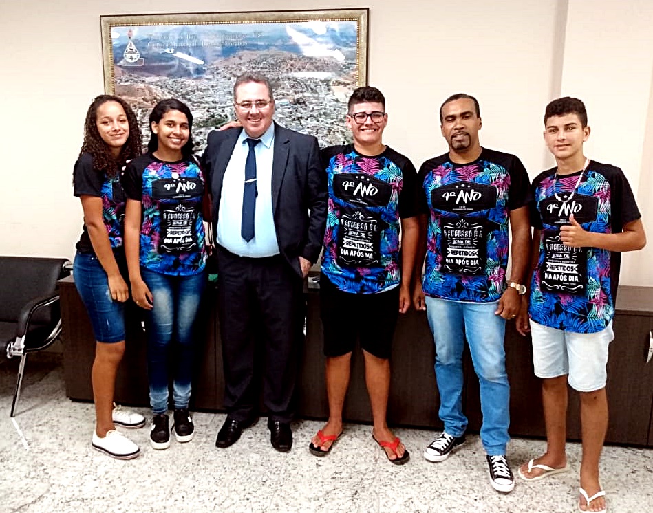 Professor e alunos da Escola Cachoeirinha do Itaúnas são recebidos na Câmara Municipal