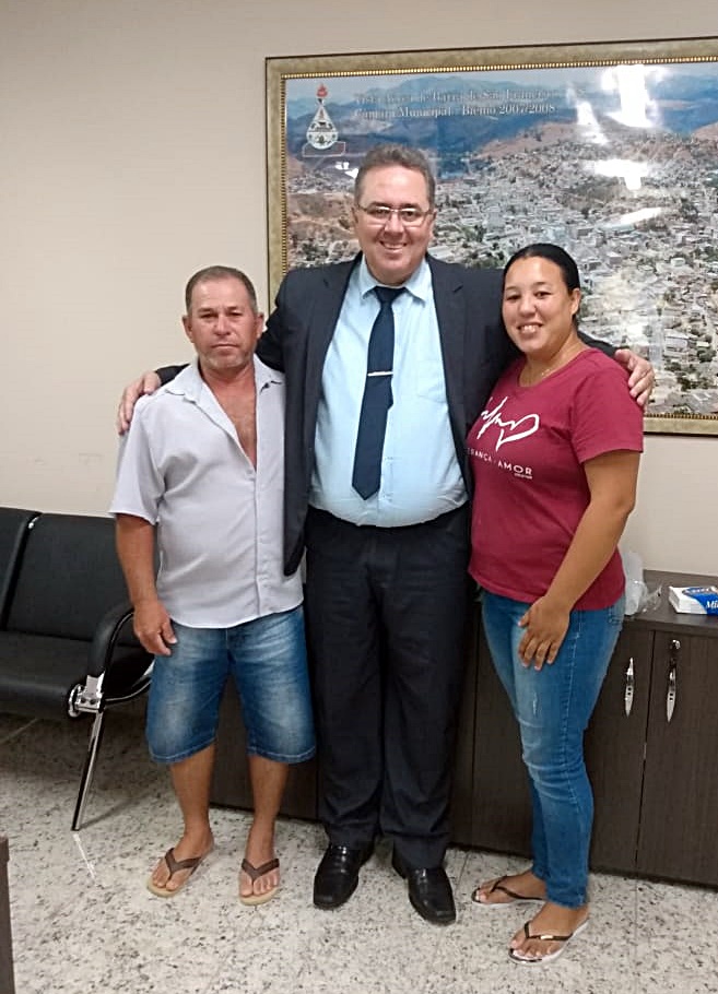 Pai e filha visitam gabinete da Presidência para participarem do processo democrático dentro do Poder Legislativo