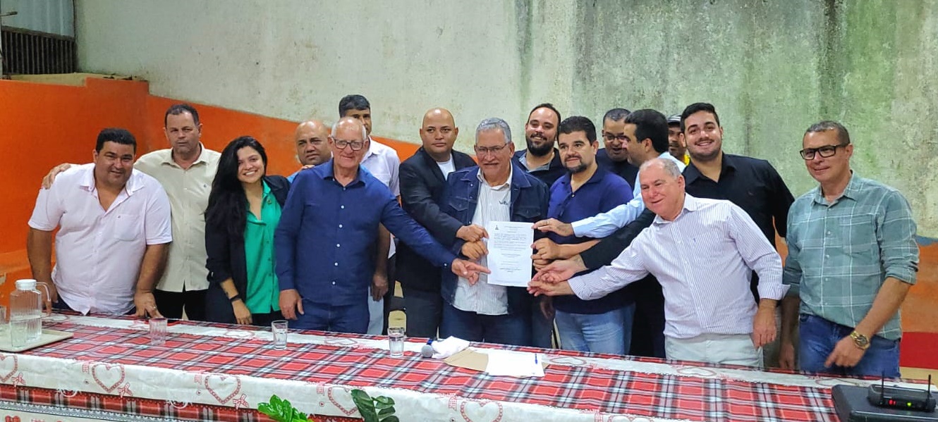 Vereadores, Prefeito e Moradores assinam Ordem de Serviço de reforma na quadra do bairro Colina 