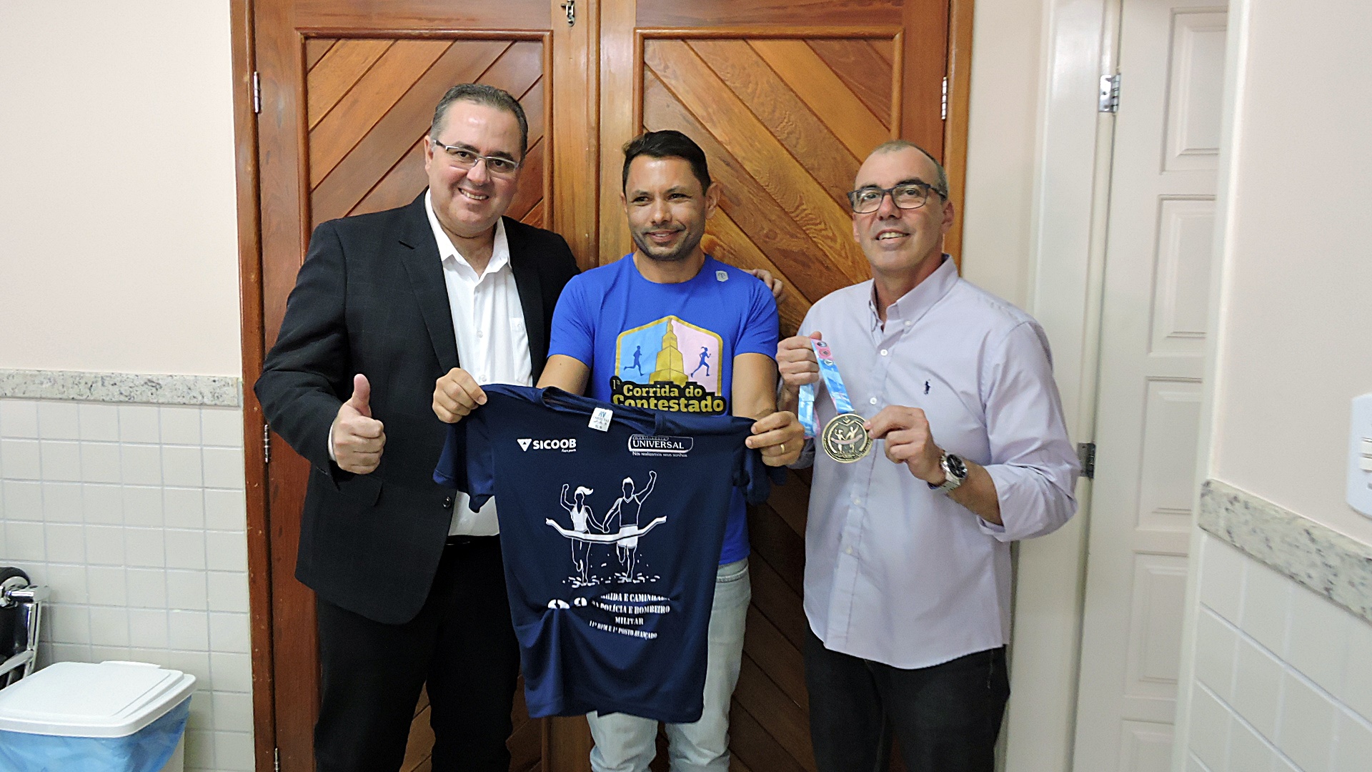 Presidente Juvenal Calixto recebe medalha por apoio a 3ª Corrida Rústica no 17º Aniversário do 11º BPMES