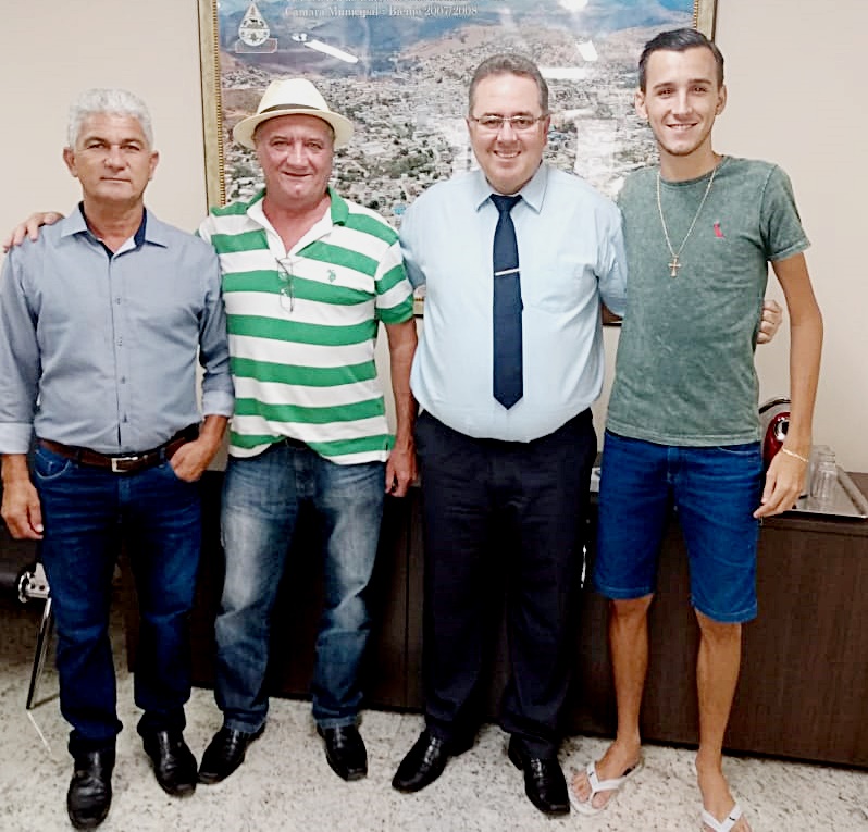 Ex-presidente  do Legislativo Municipal visita gabinete que ocupou por vários mandatos