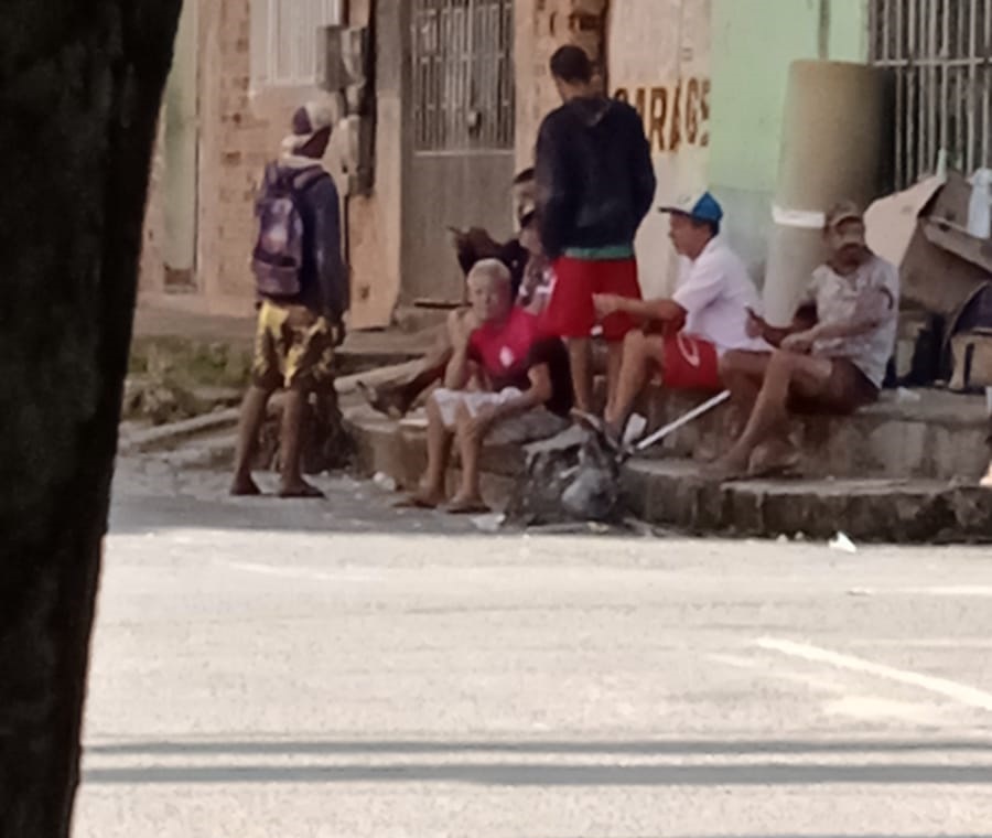 Vereador Carabina retrata como lamentável situação de dependentes químicos na Rua da Feira