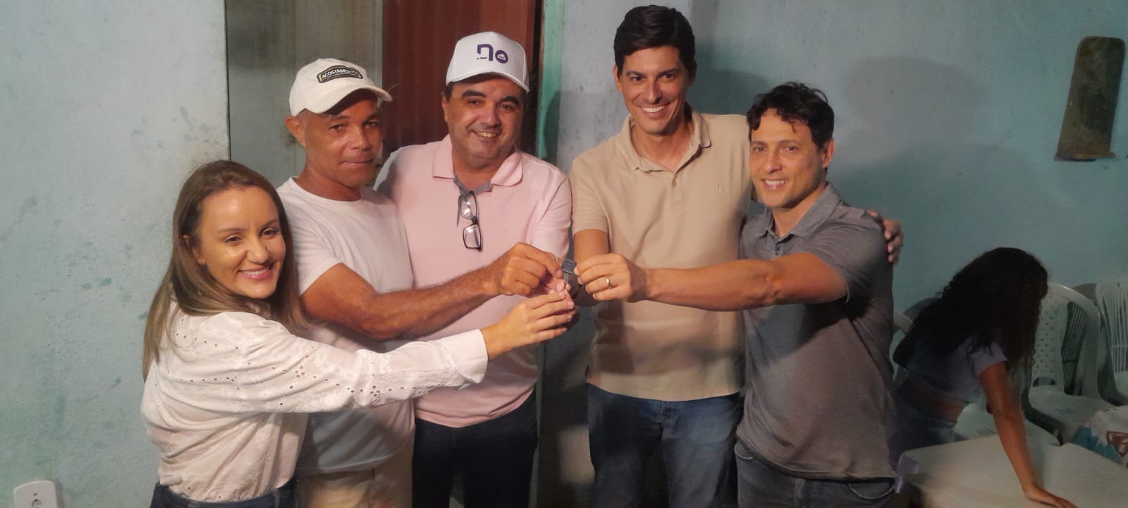 Vereadores prestigiam entrega de cordador de grama no Santa Angélica