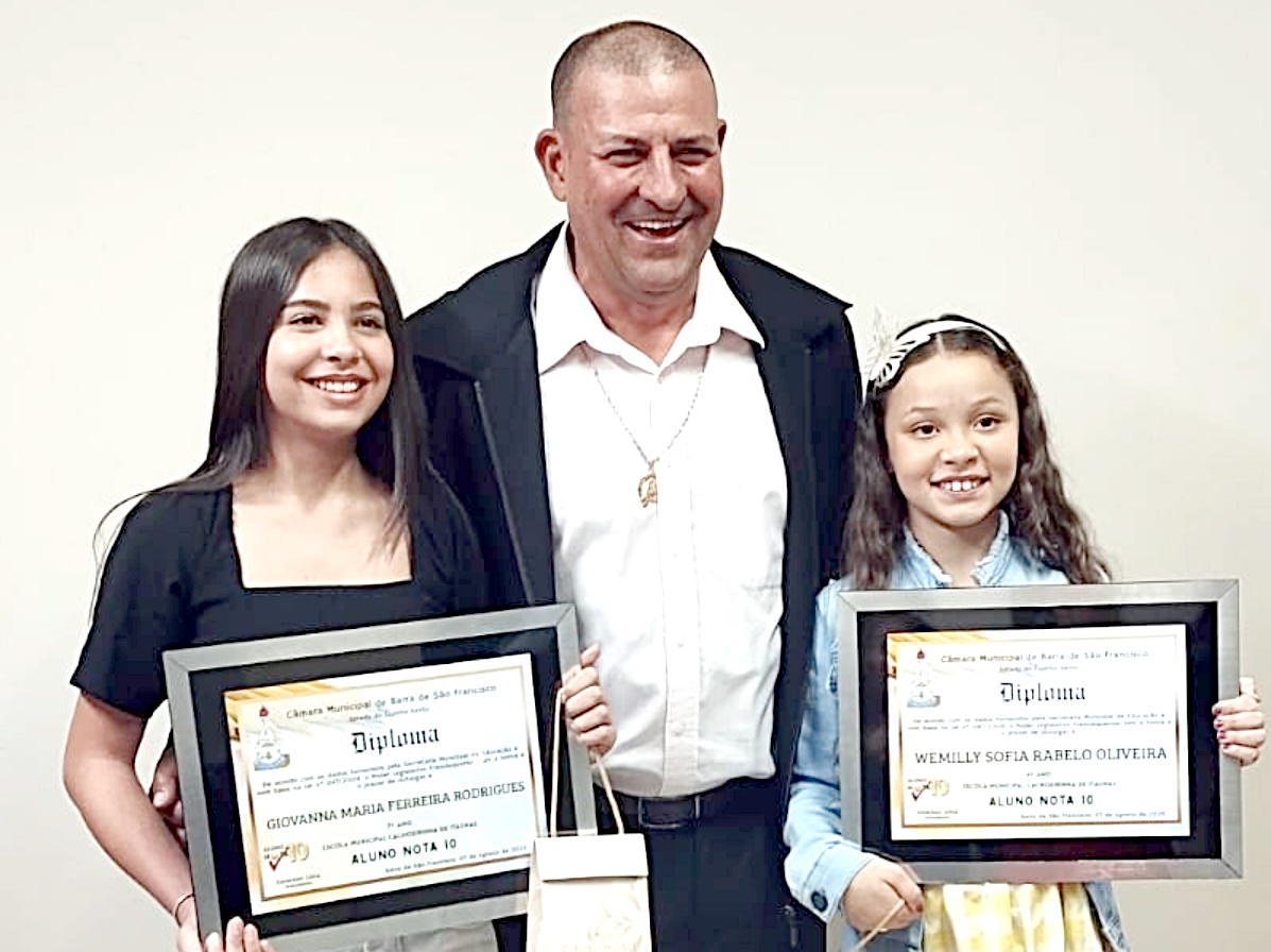 Carlim da Dengue apresenta Moção de Aplausos para Alunas Nota 10