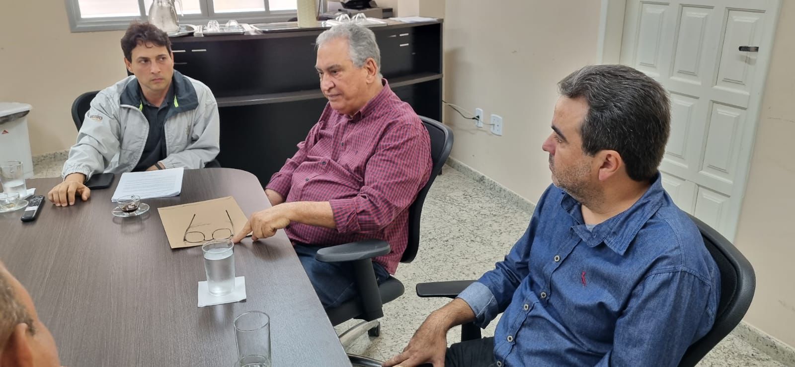 Prefeito Enivaldo visita Câmara Municipal para apresentar propostas salariais aos servidores